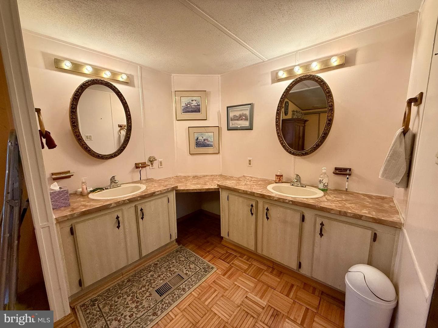 115 Spring Hill Lane photo 20