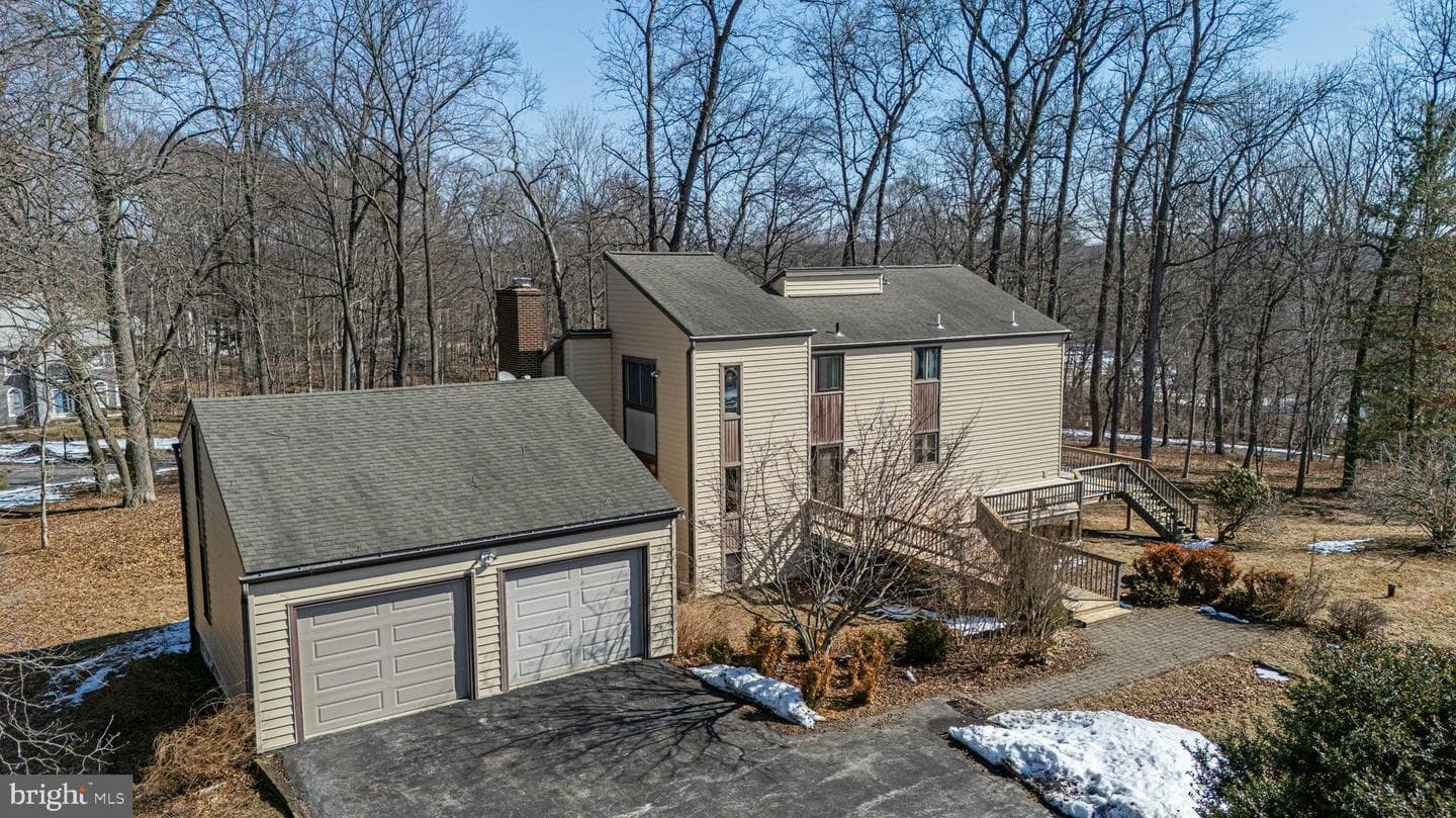 1072 Forest Road photo 2