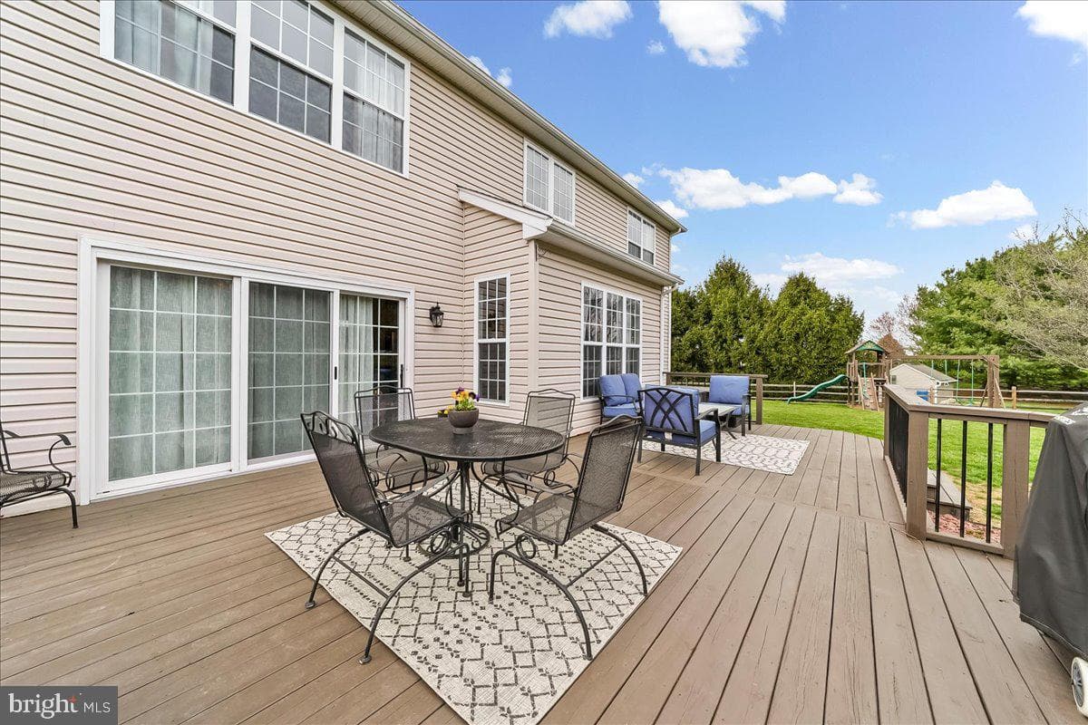115 Bedford Way photo 36