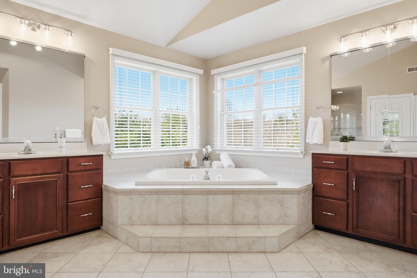 320 Tarbert Drive photo 33