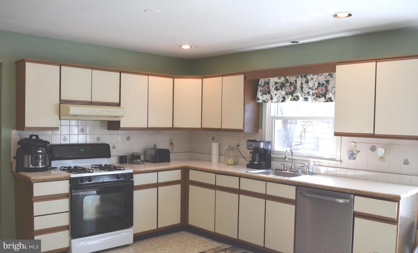 393 Clover Court photo 17
