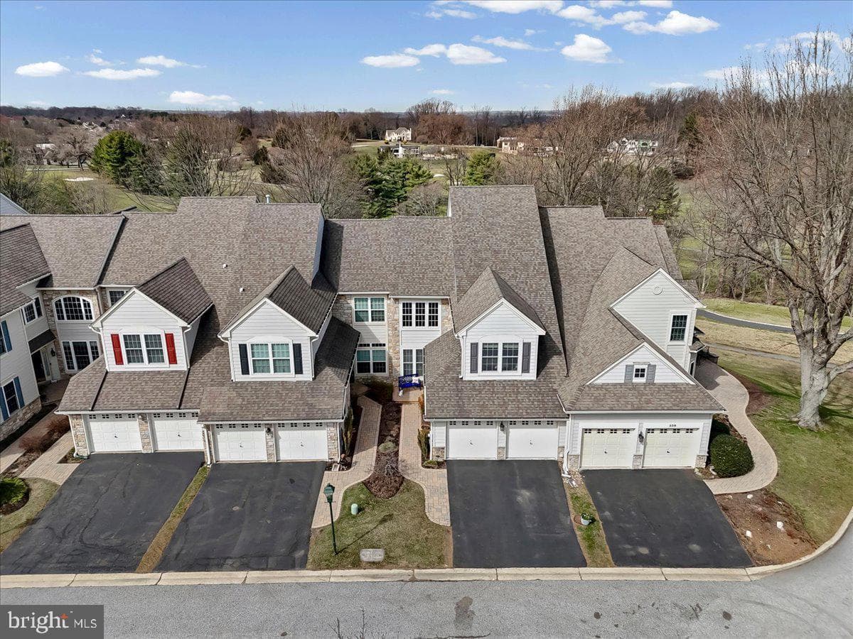 236 Greenbriar Drive photo 2