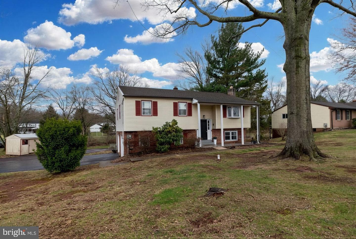 1227 Grandview Circle photo 2