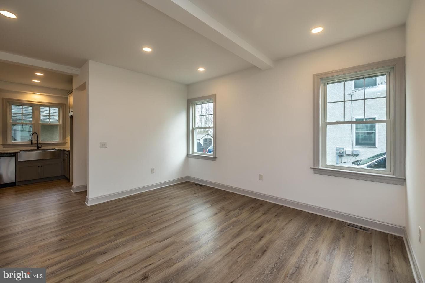 411 James St photo 17