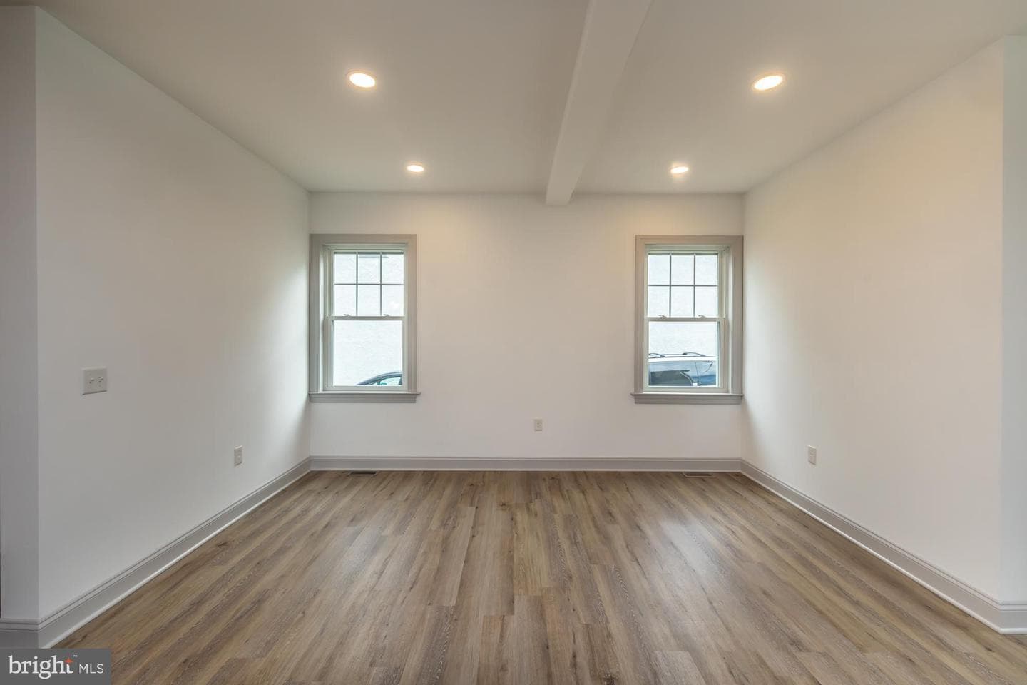 411 James St photo 19