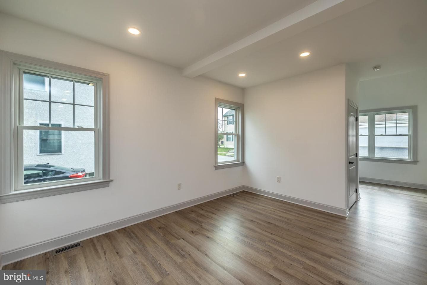 411 James St photo 20