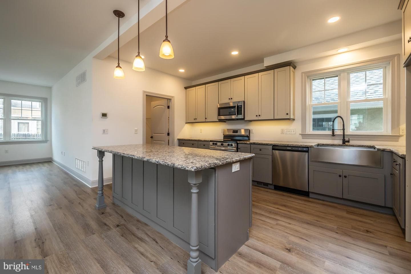 411 James St photo 22