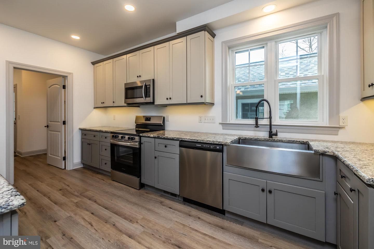 411 James St photo 25