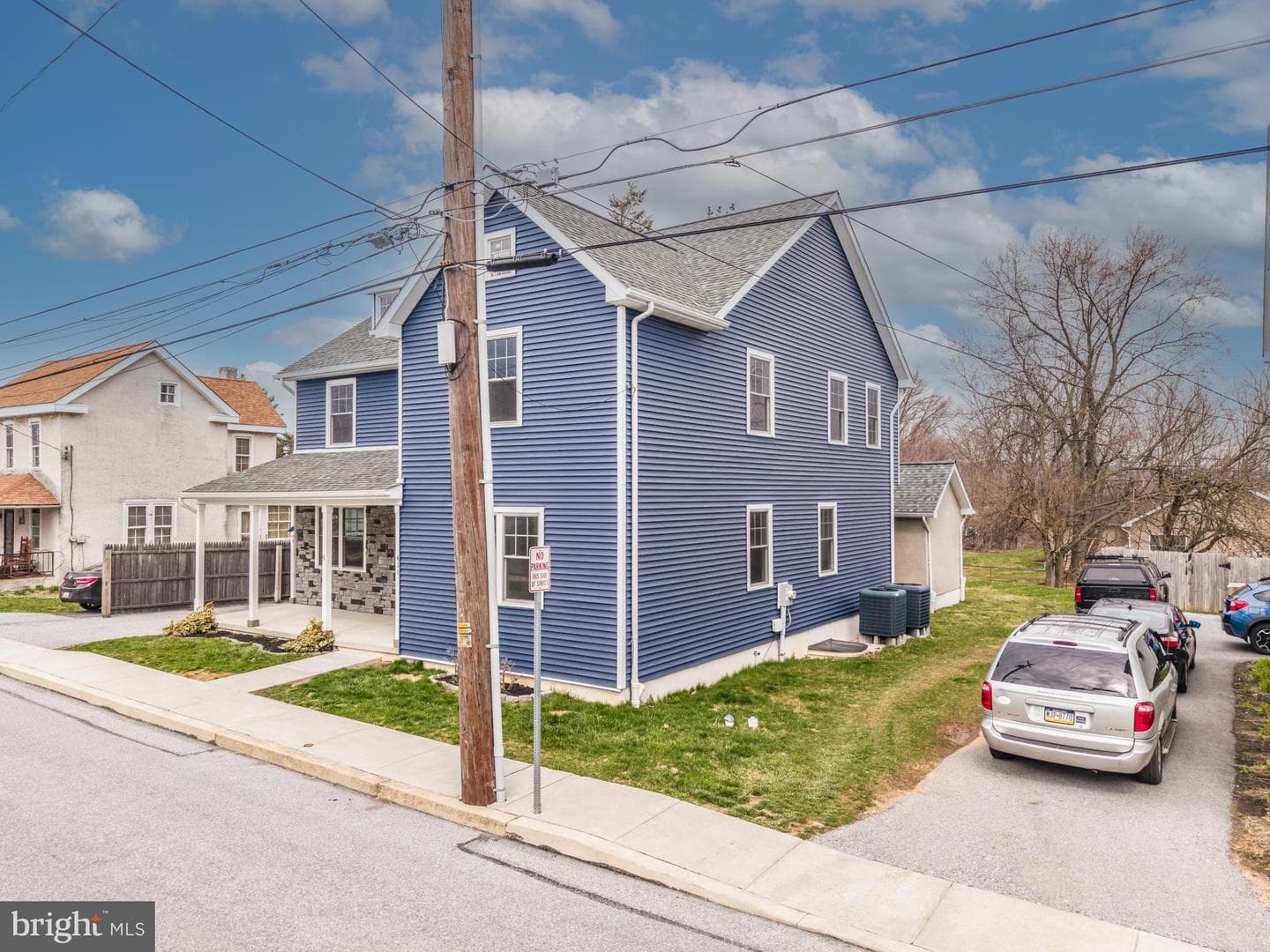 411 James St photo 3