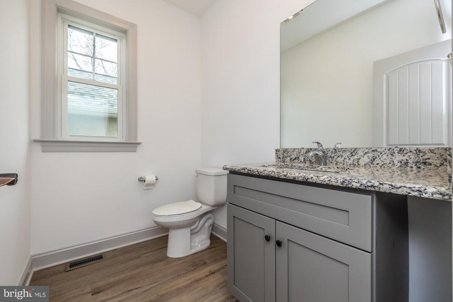 411 James St photo 30