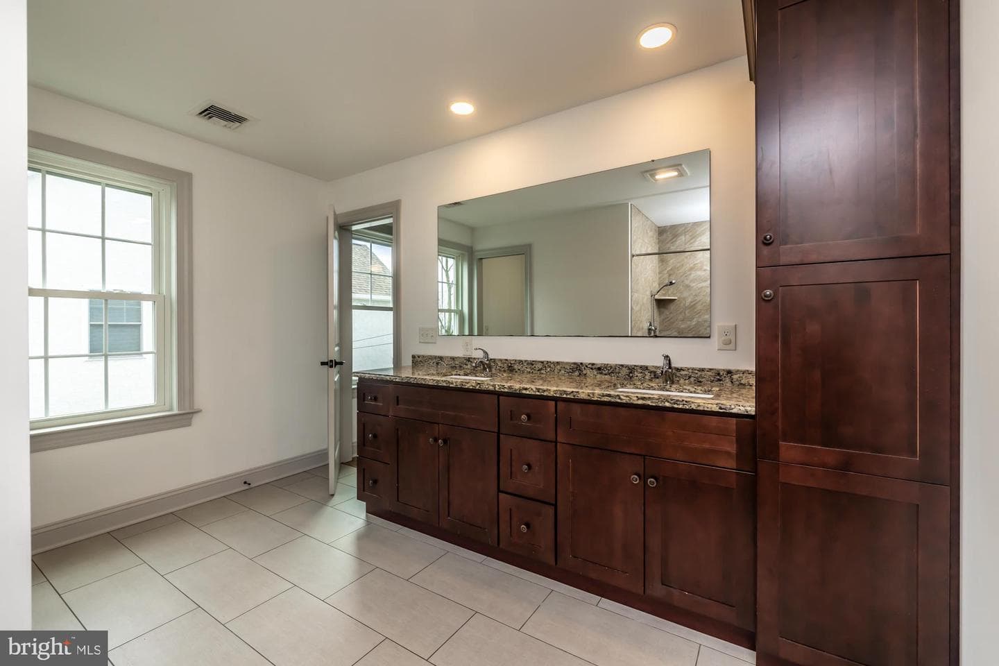 411 James St photo 37