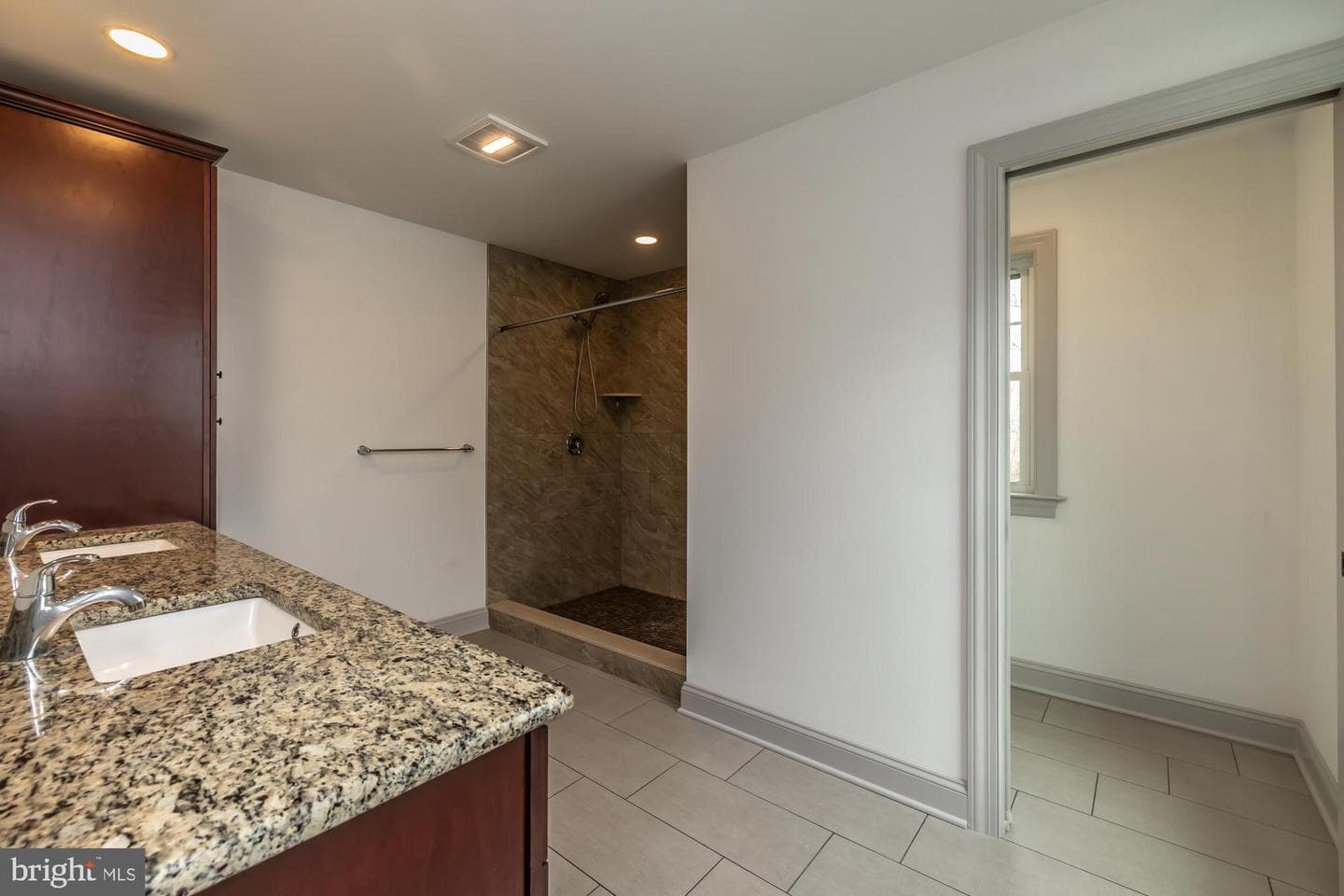 411 James St photo 38