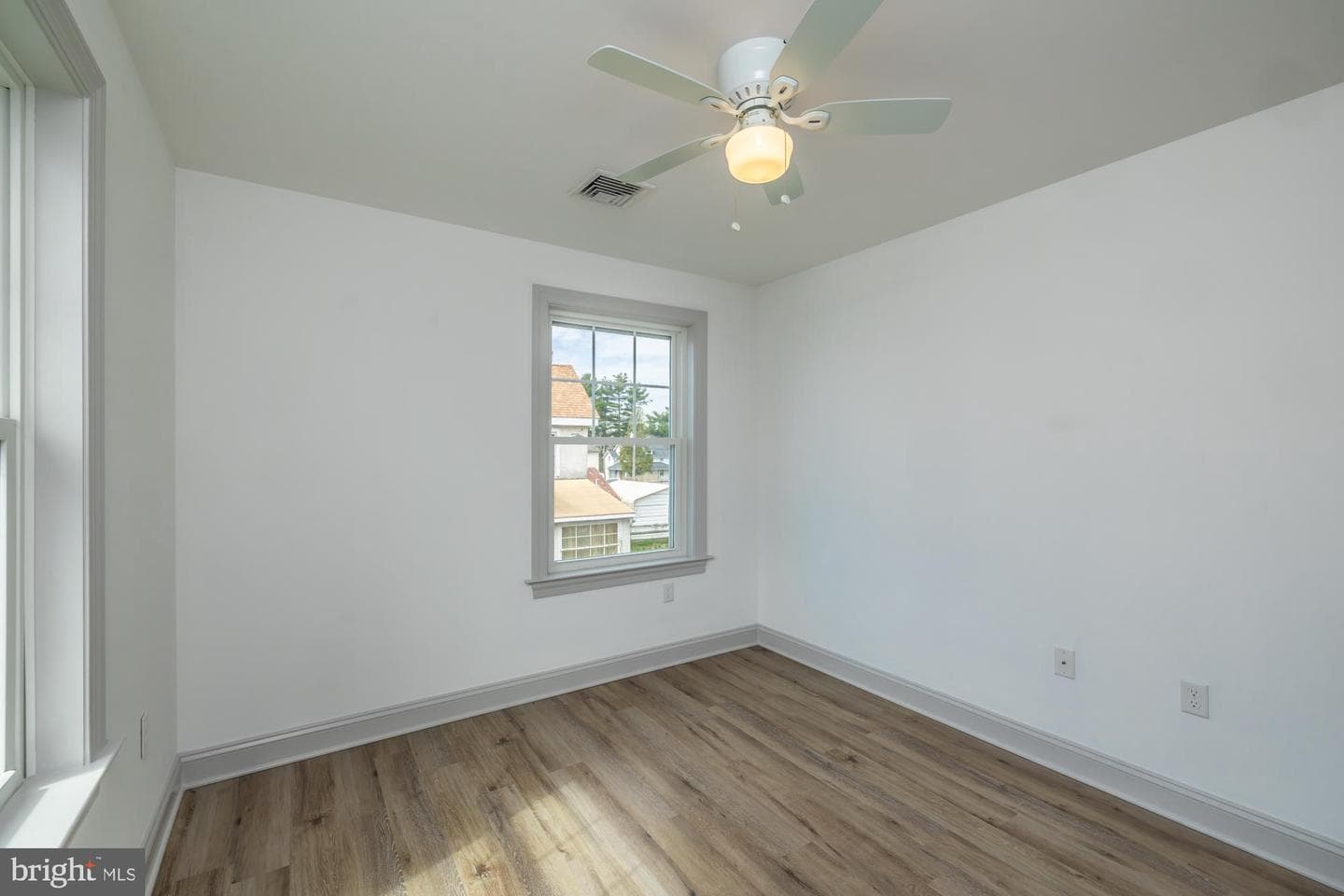 411 James St photo 42