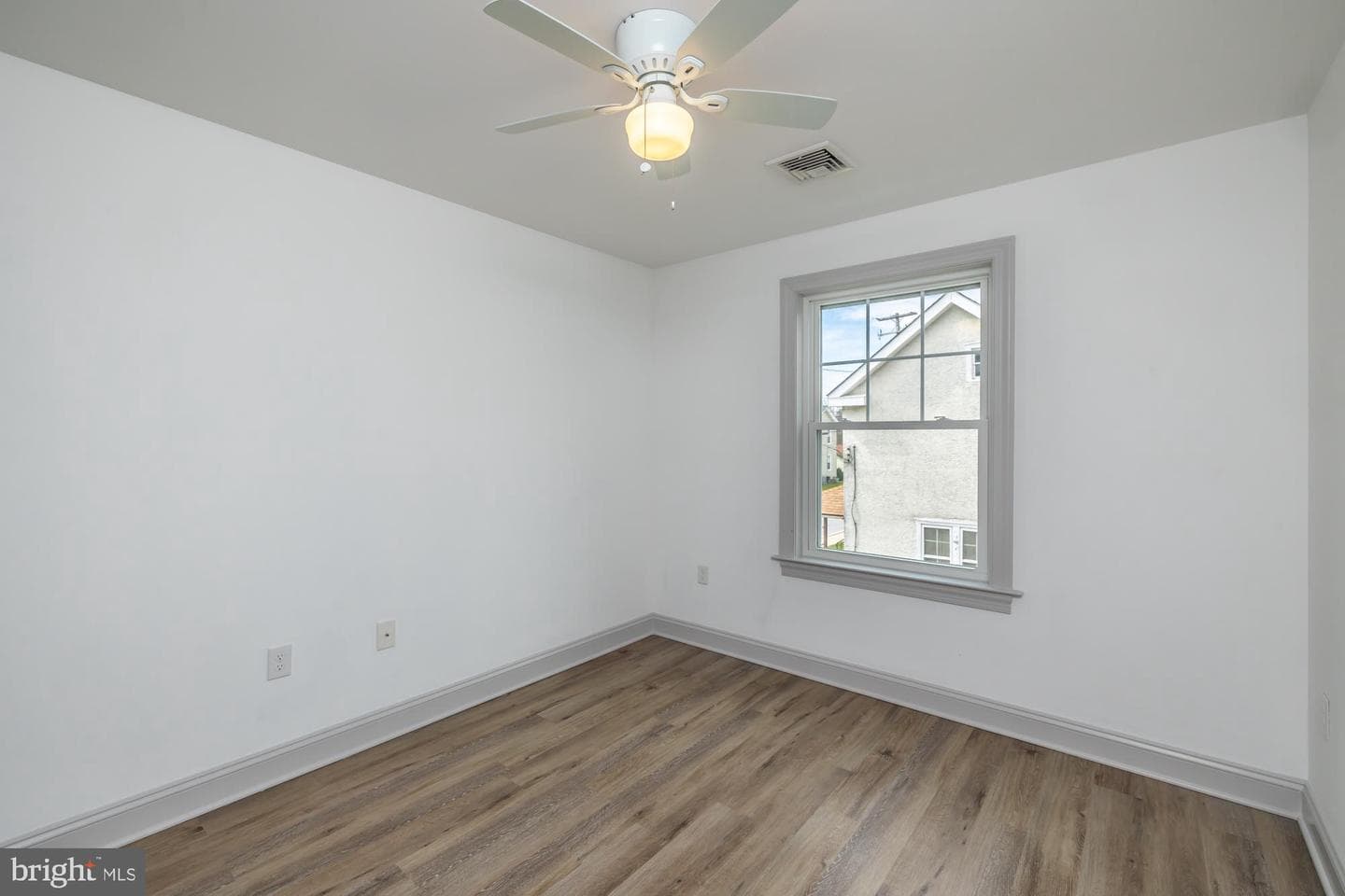 411 James St photo 43