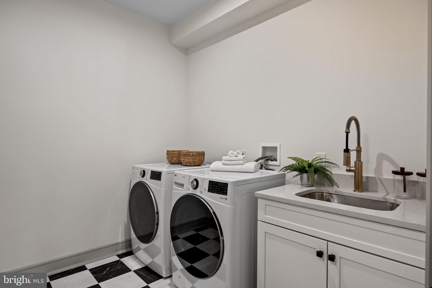 1179 Beaumont Road photo 44