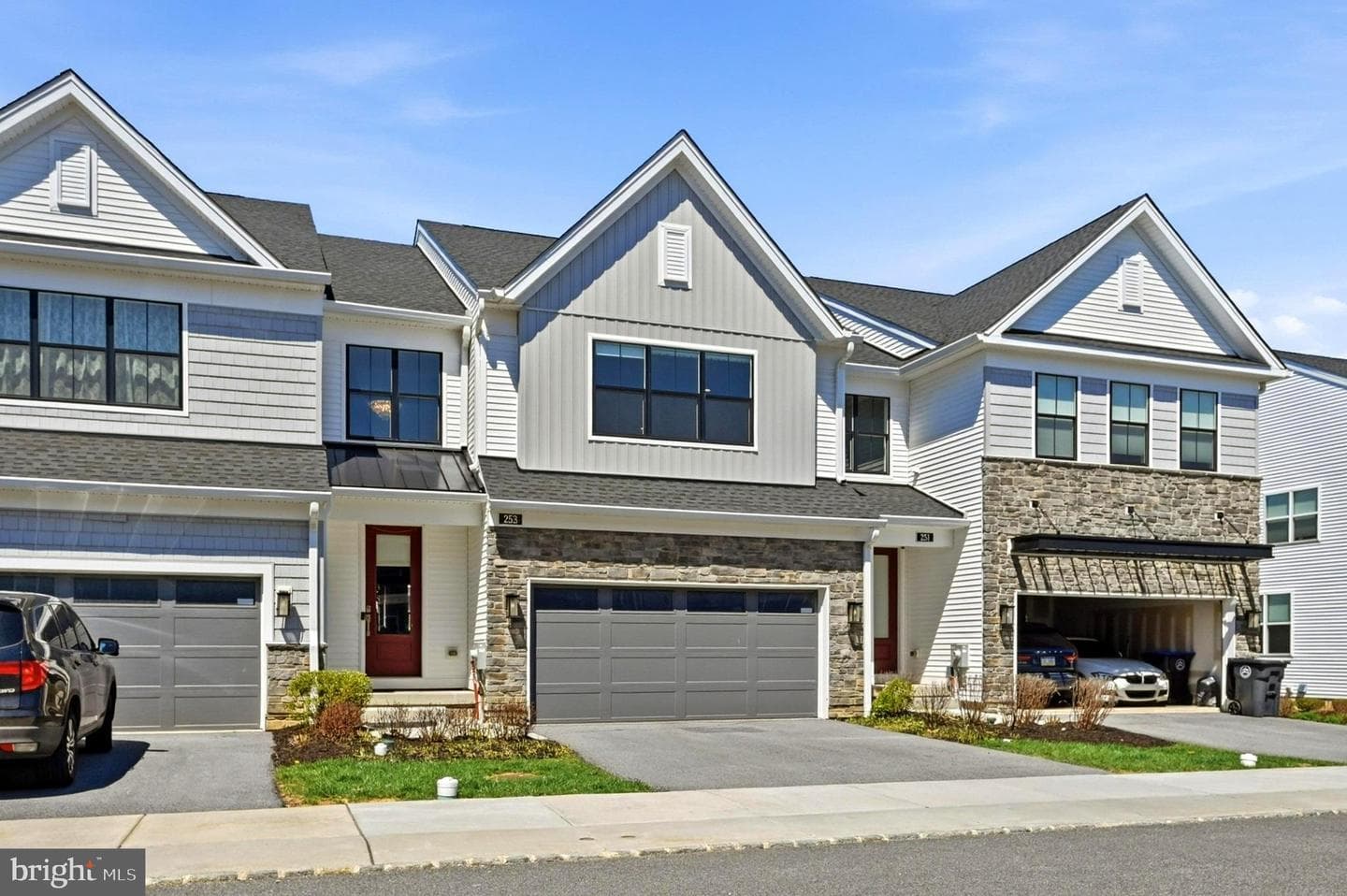 253 Iris Lane photo 3