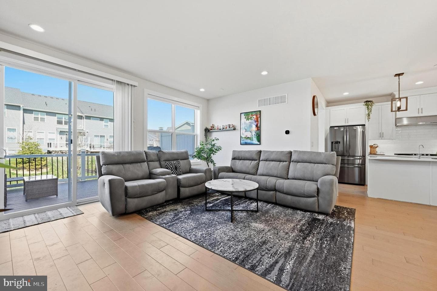 253 Iris Lane photo 8