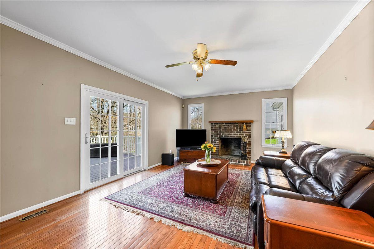 311 Bolton Lane photo 8