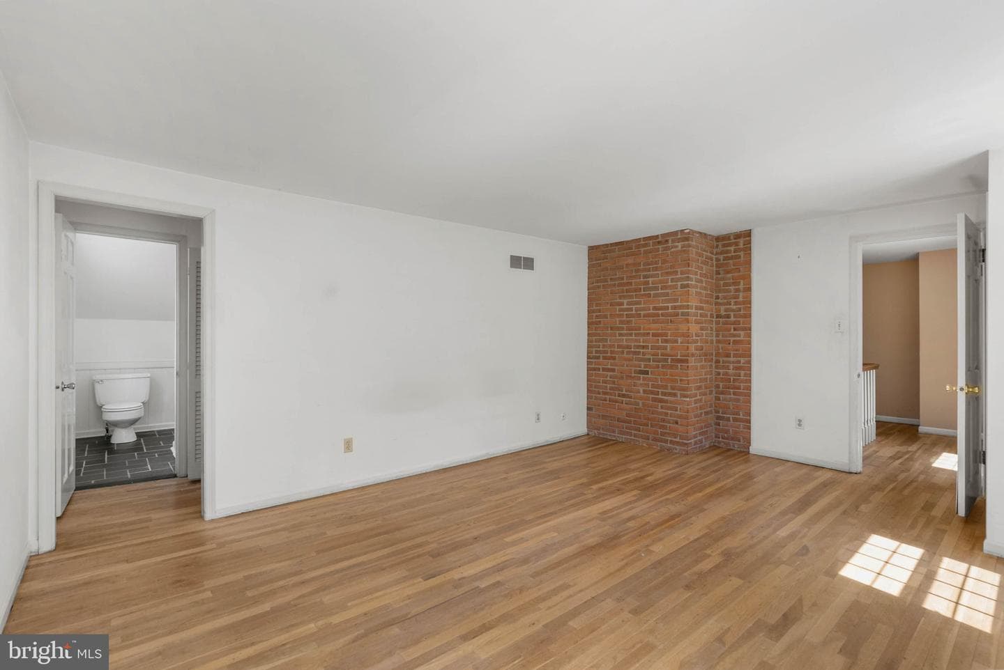 150 Continental Dr photo 28