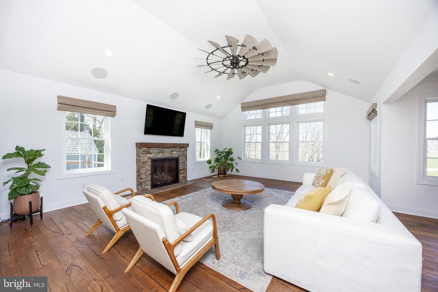 812 Hessian Circle photo 12