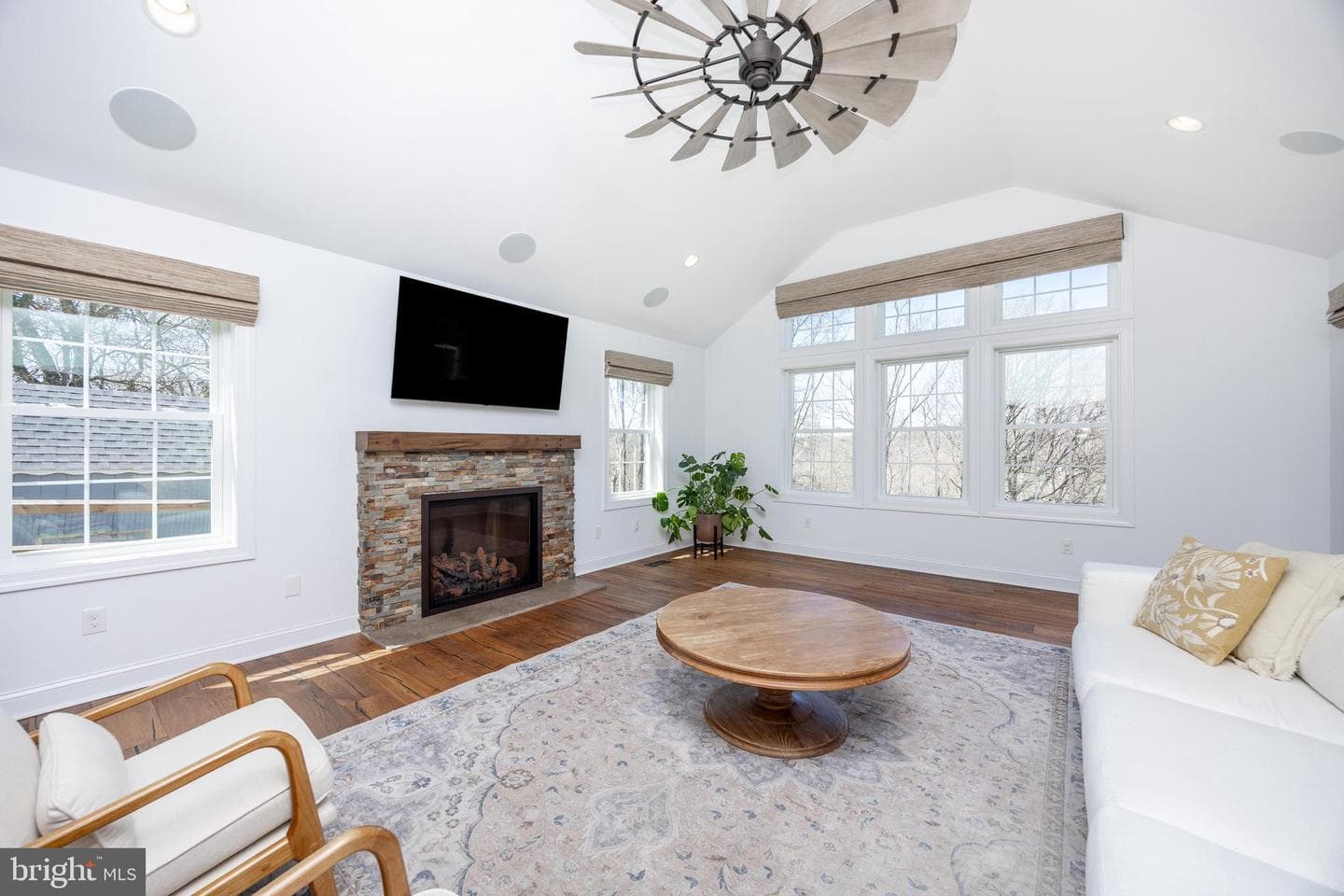 812 Hessian Circle photo 13