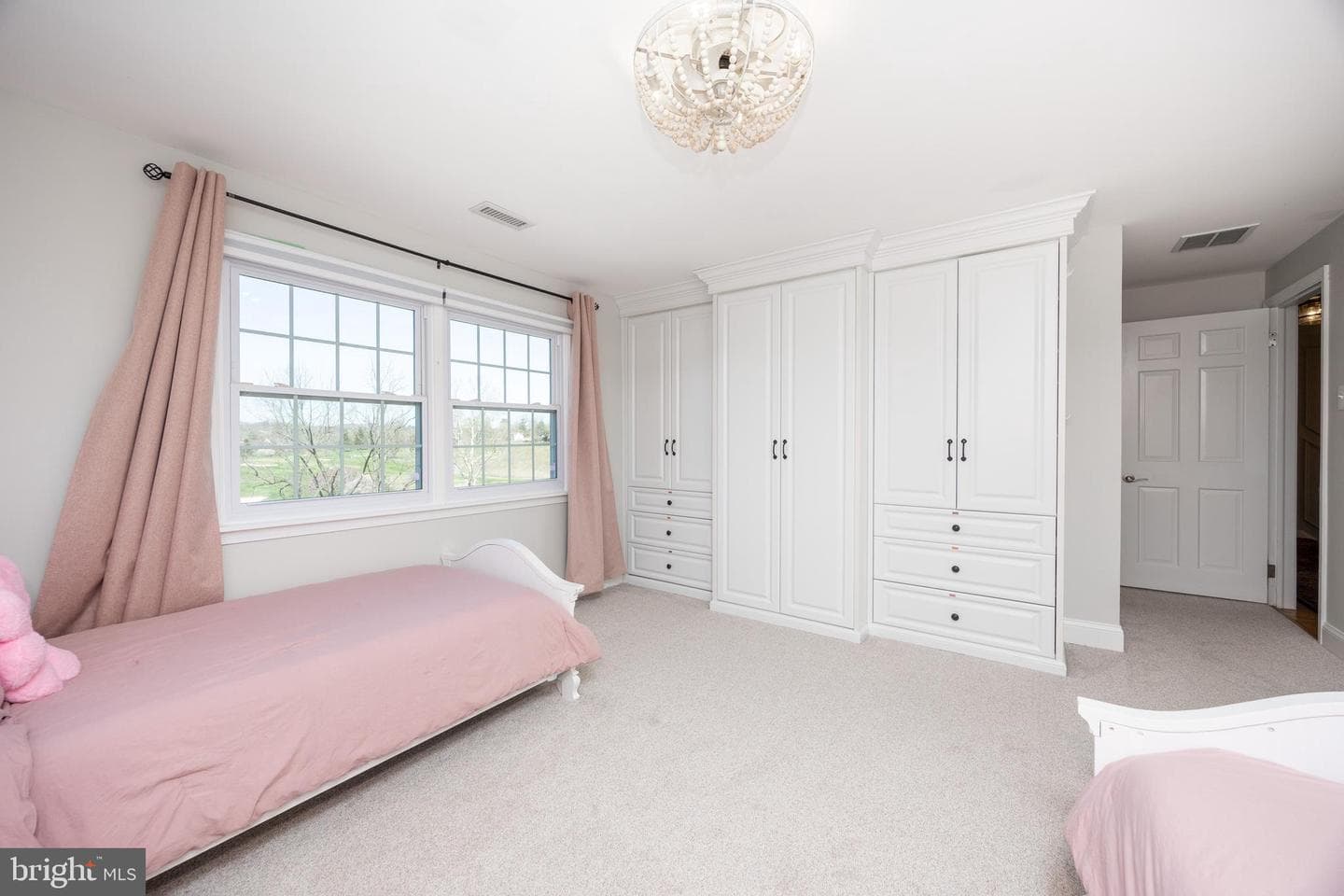 812 Hessian Circle photo 35
