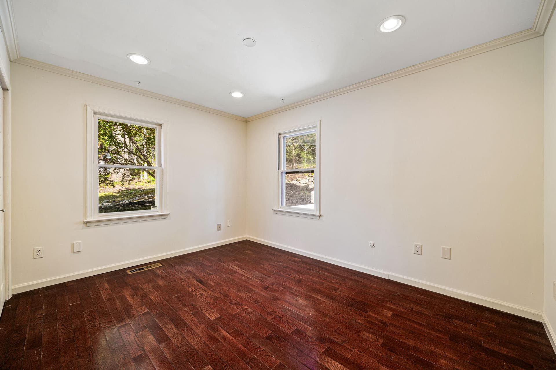 346 N Woodmont Drive photo 12