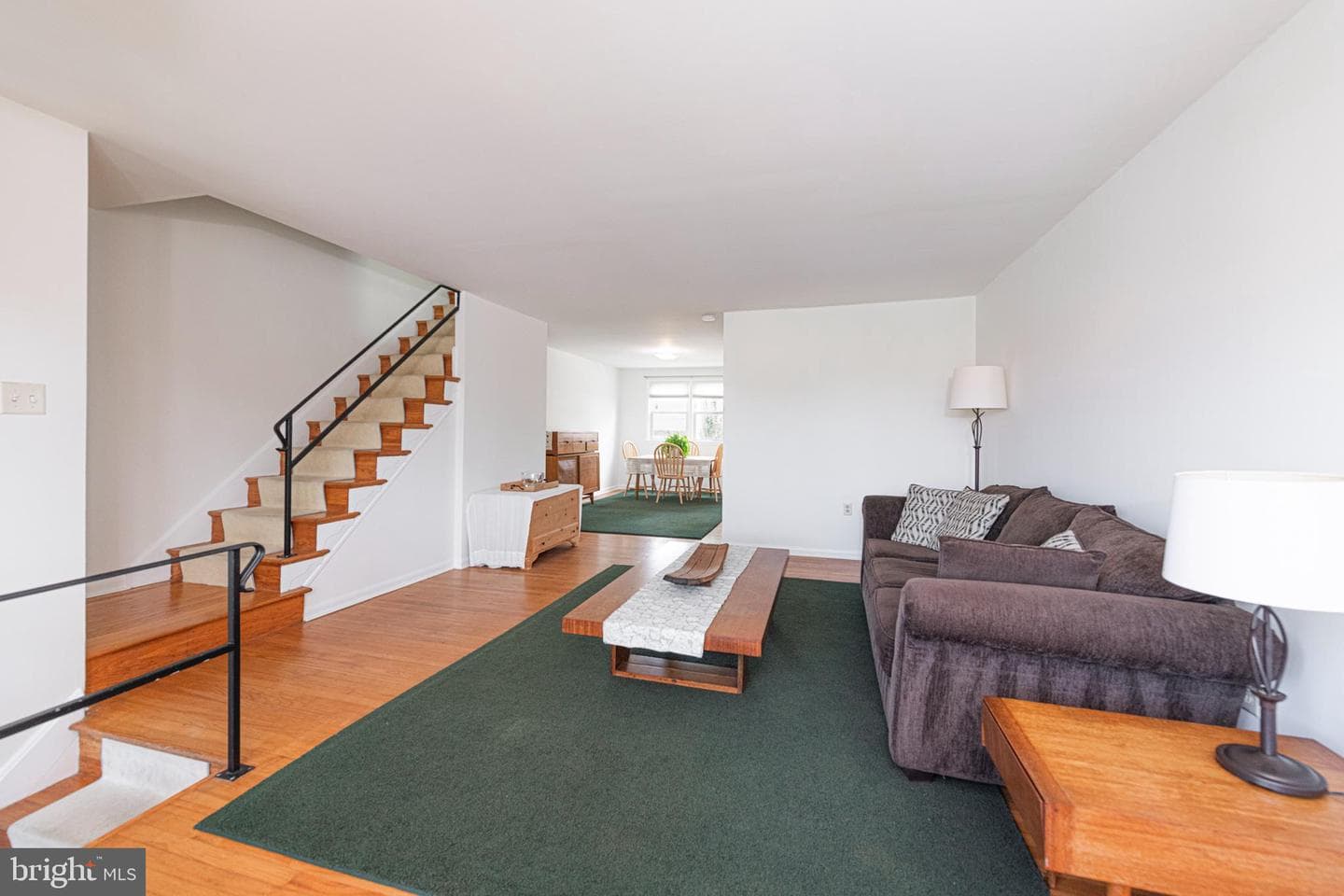 889 Oxford Avenue photo 4