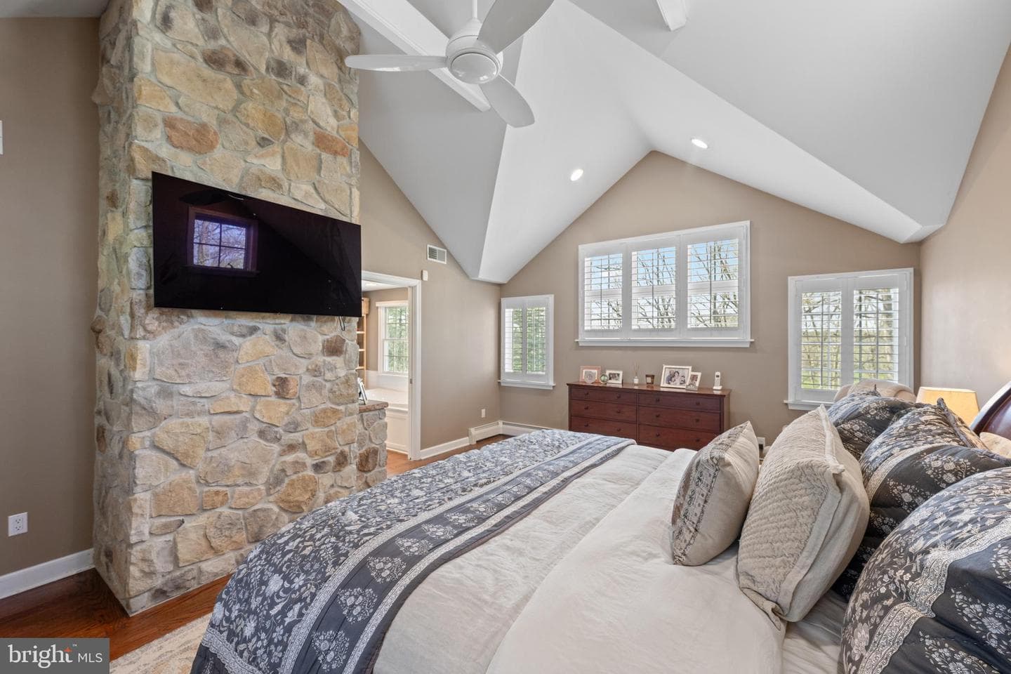 11 Foxchase Road photo 37