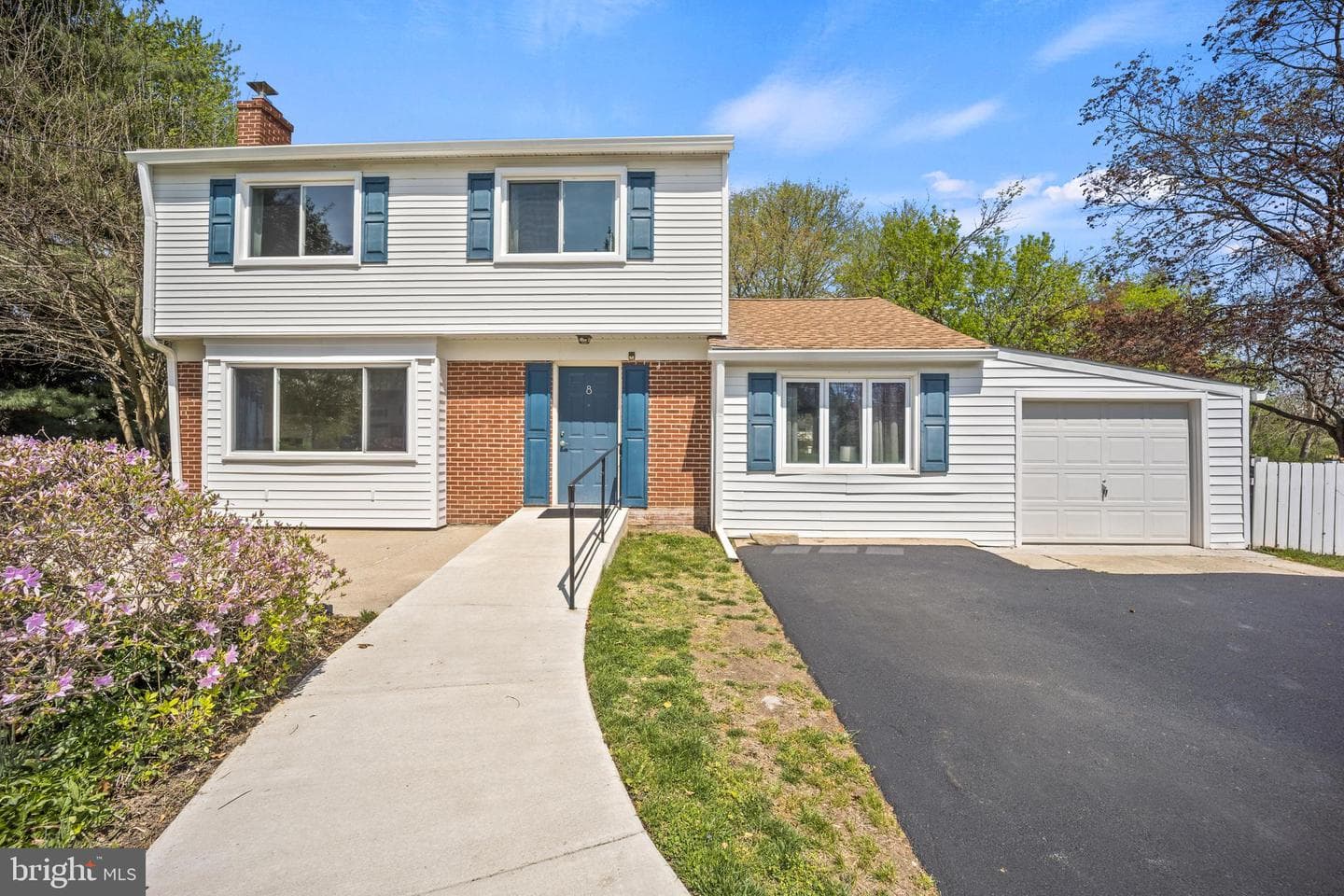 8 Locust Drive photo 2