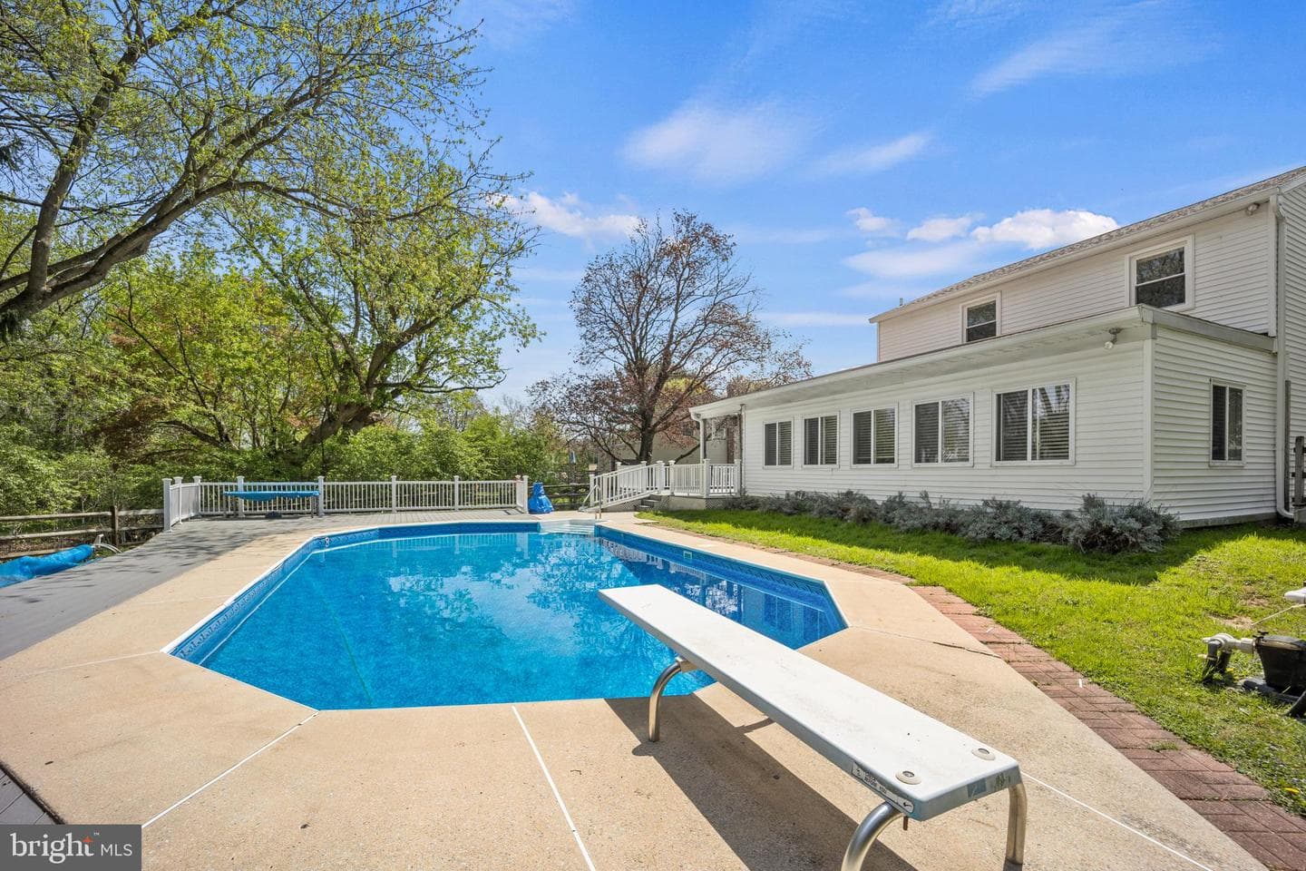 8 Locust Drive photo 3