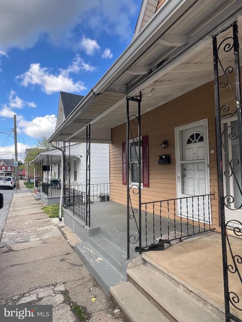 623 Belmont Street photo 11