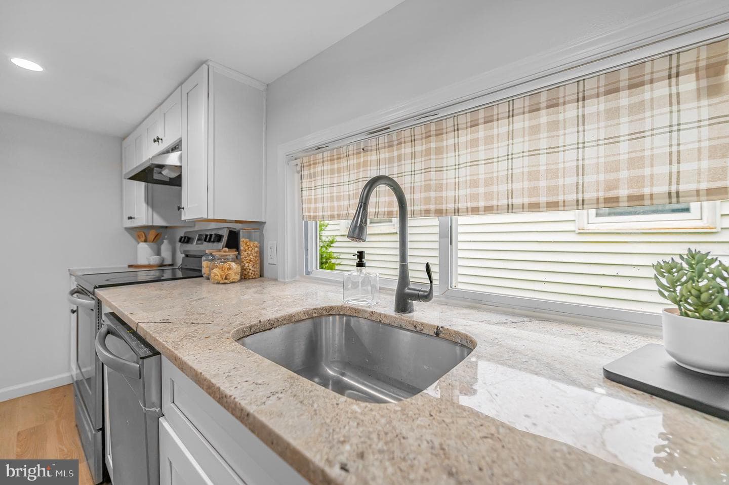 1402 Valley Road photo 3