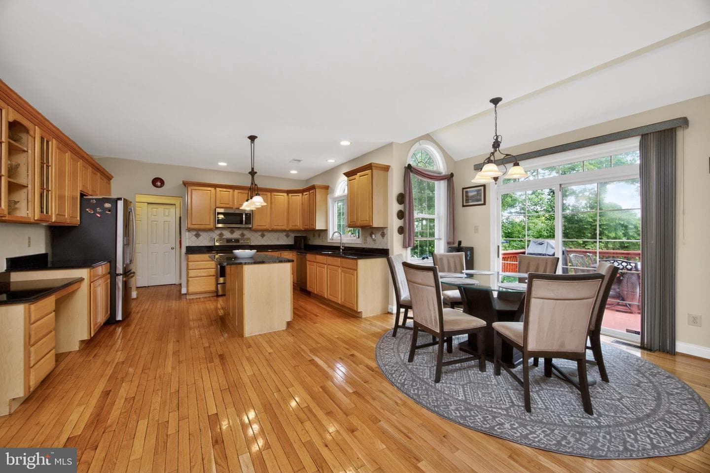 904 Victoria Court photo 16