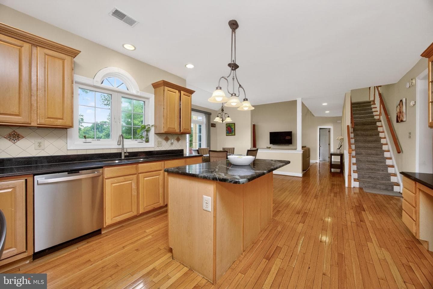 904 Victoria Court photo 17