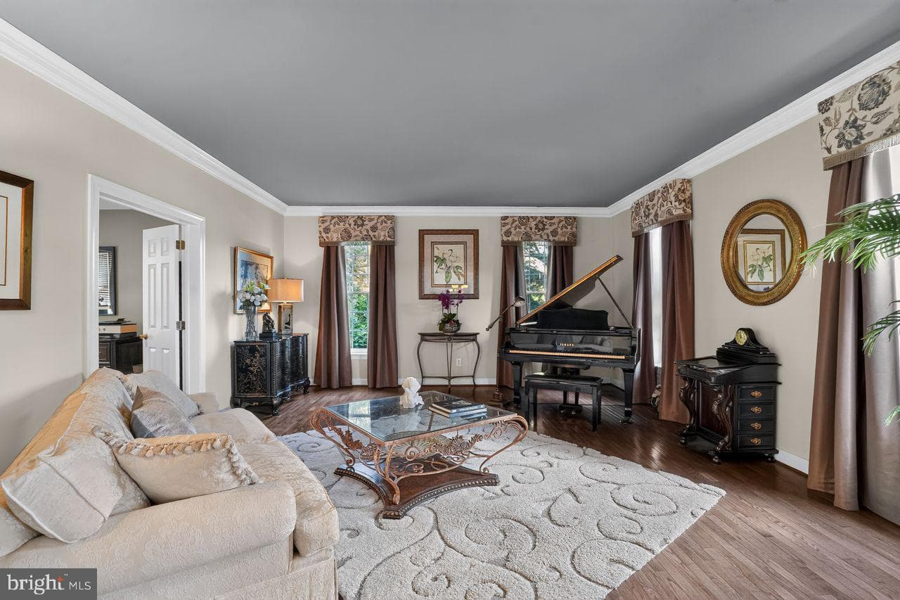1704 Chantilly Lane photo 4