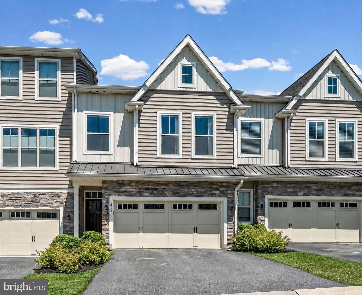 219 Ash Lane photo 1