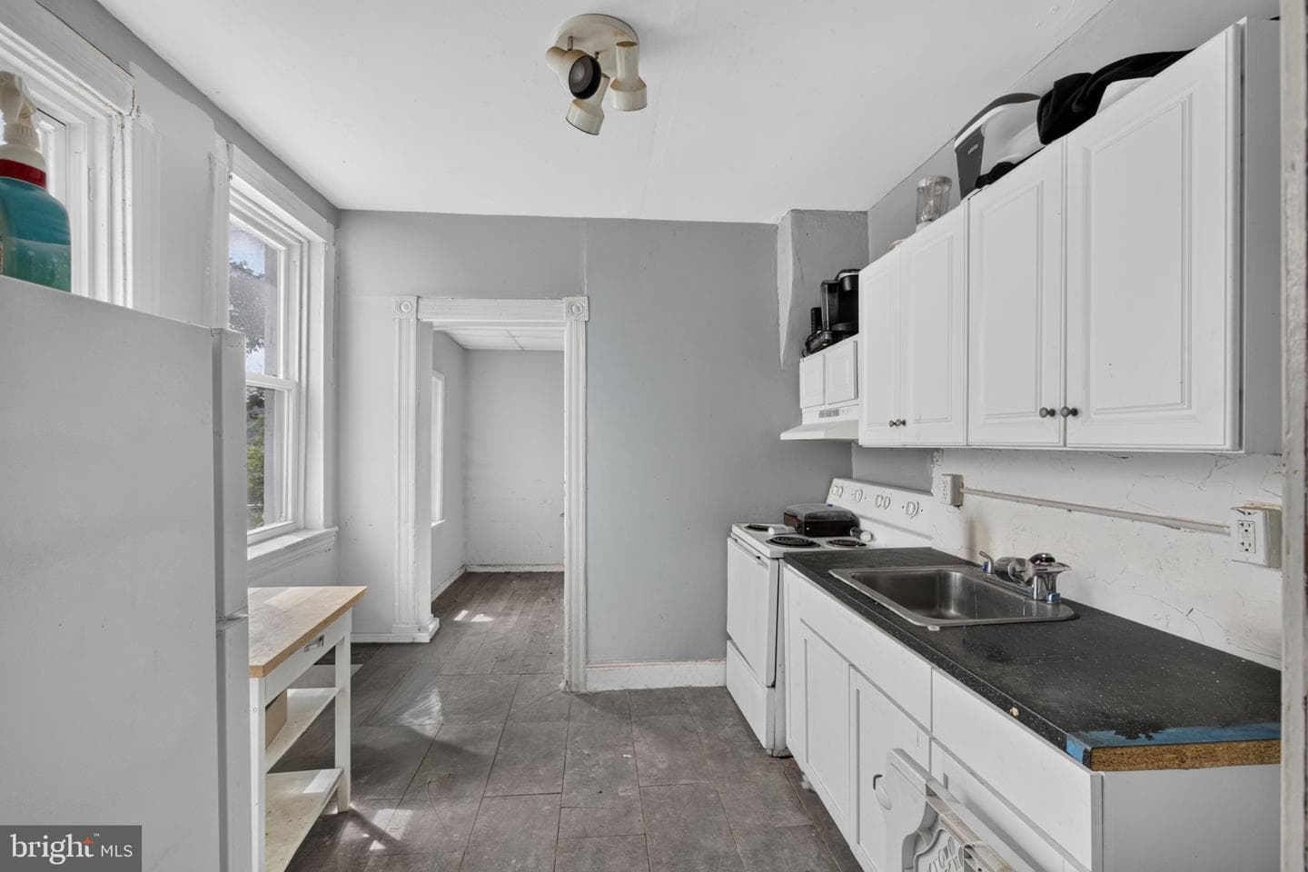 560 Coates Street photo 17