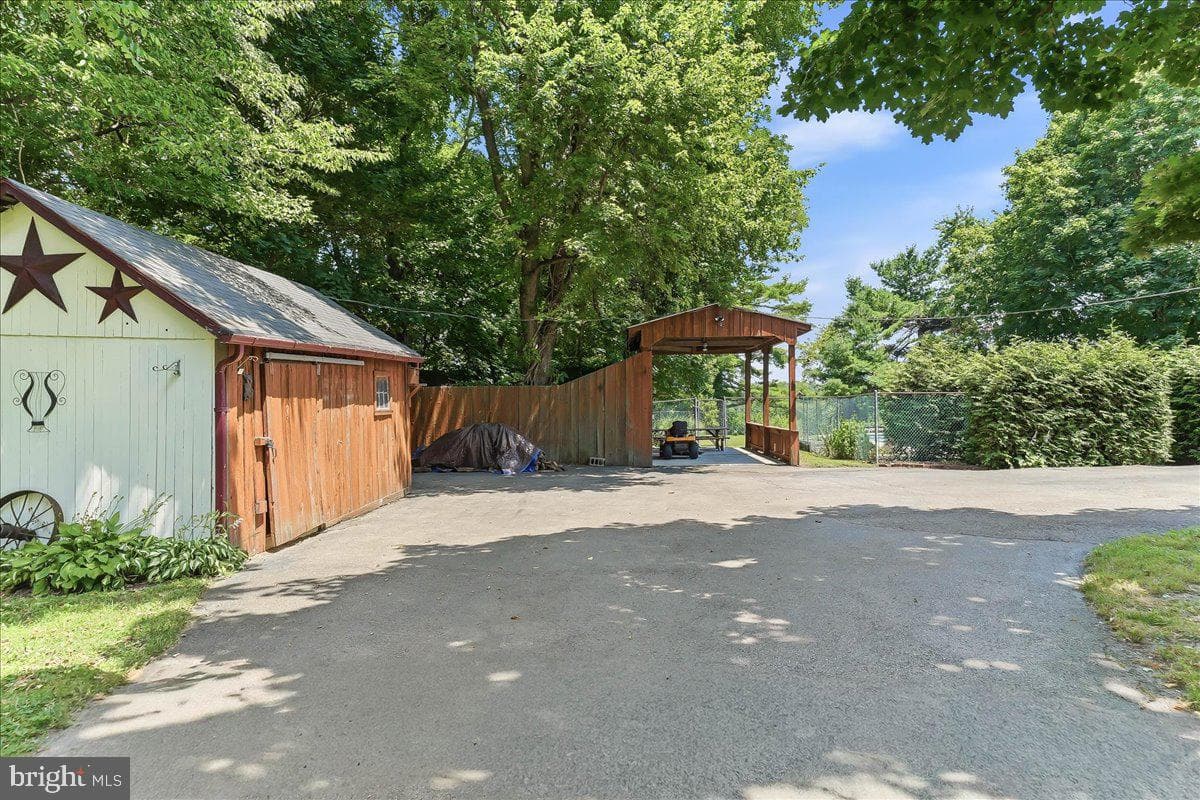 2499 Forge Road photo 32