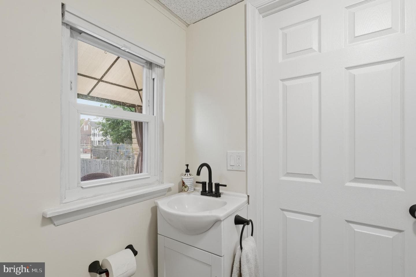317 Hall Street photo 17
