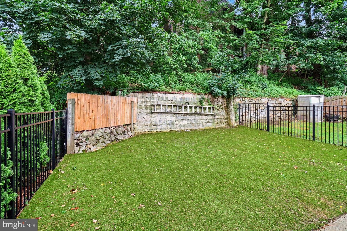 624 Bridge Street photo 9