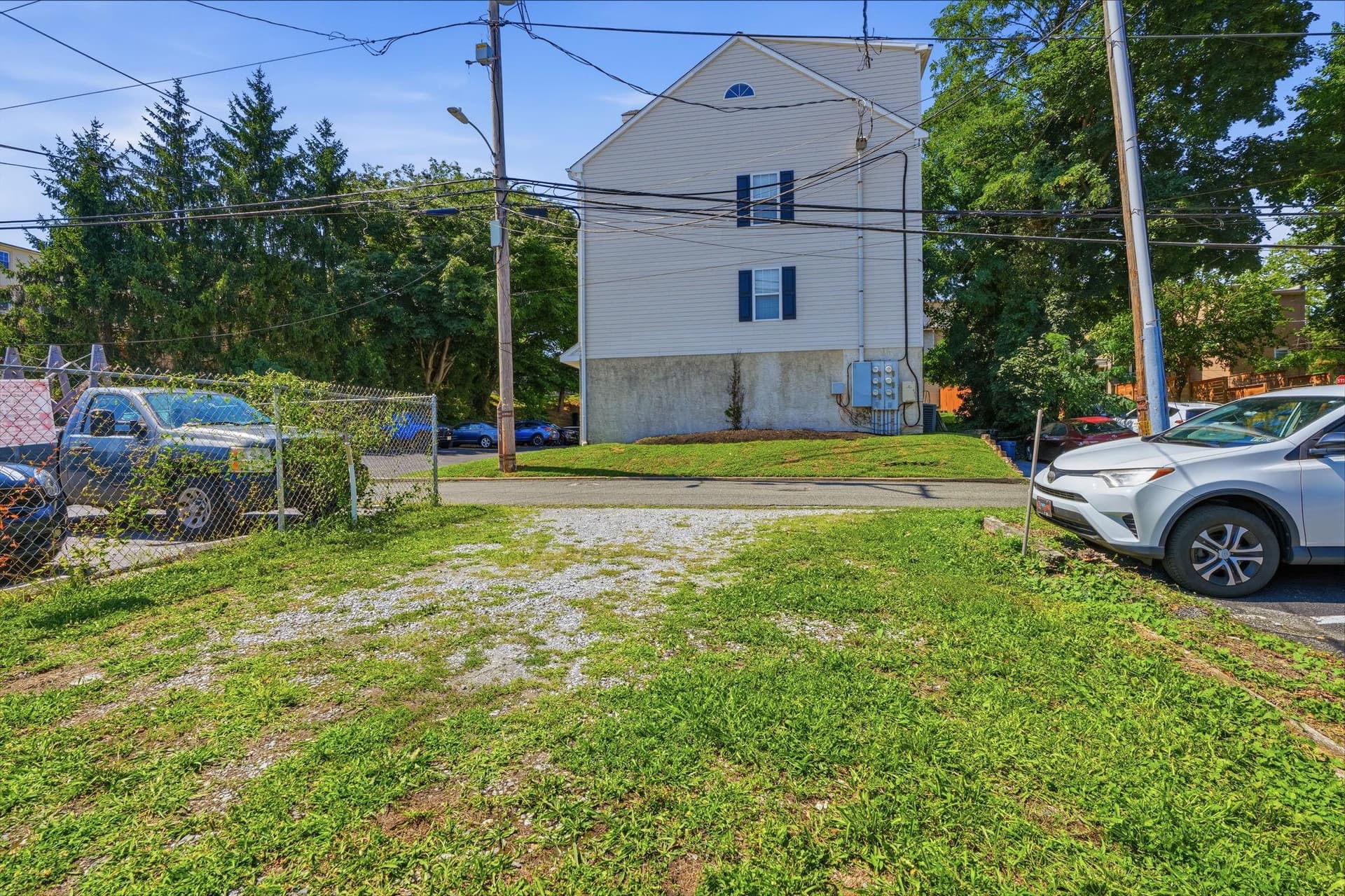 251 E Market St photo 30