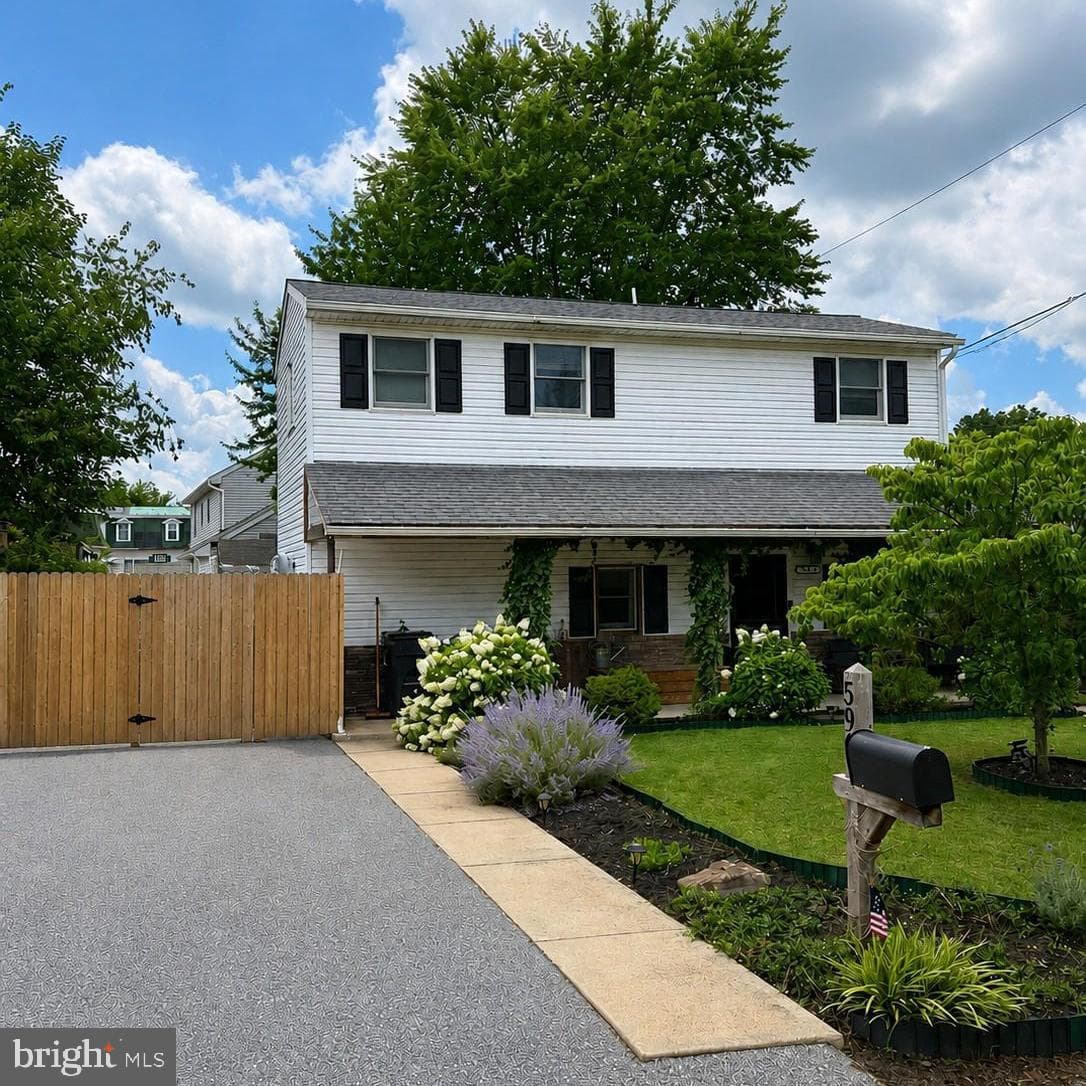 596 Emmett Street photo 1