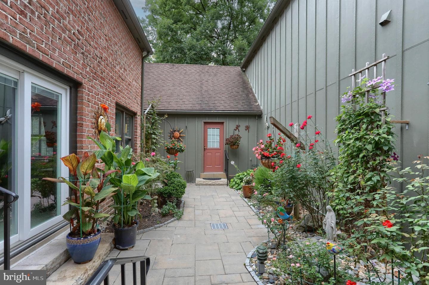 1215 Limerick Court photo 4