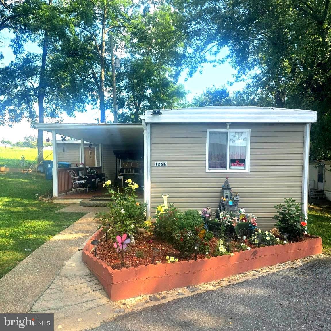 126 E Lane