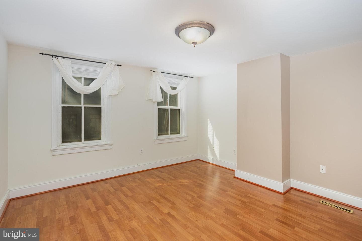 901 Capital Street photo 12