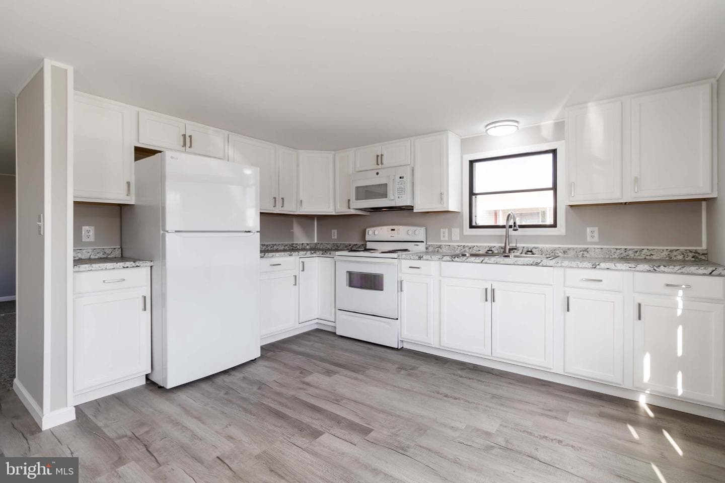 21 Rose Avenue photo 6