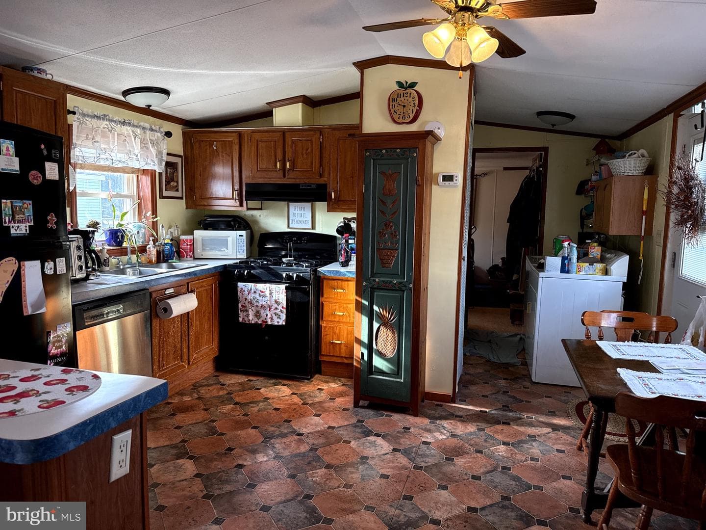 282 Michael Street photo 9