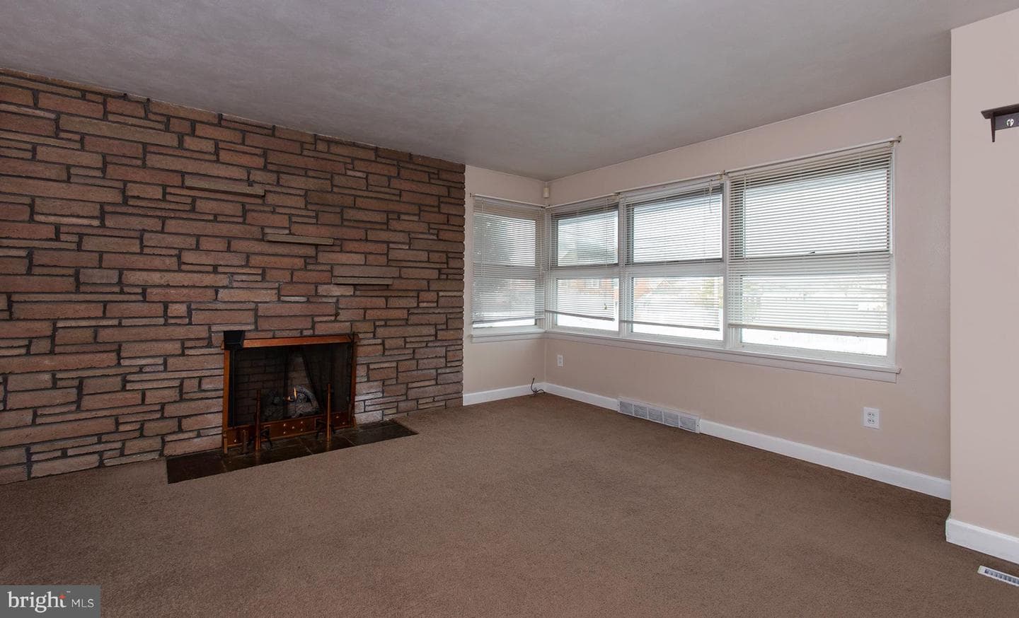 236 W Granada Avenue photo 4