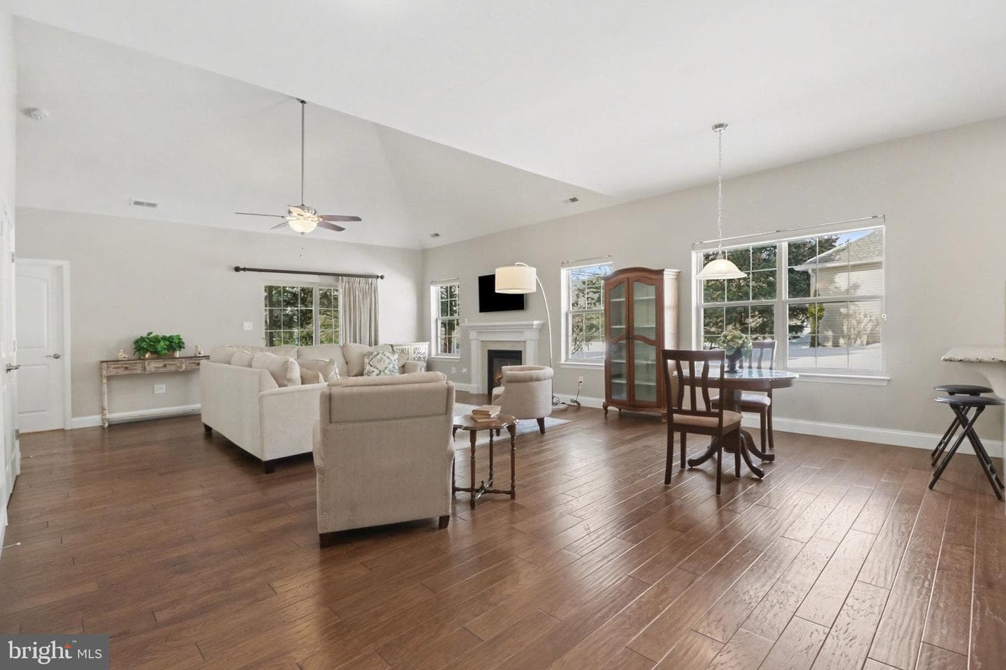 4305 Stoneleigh Court photo 4